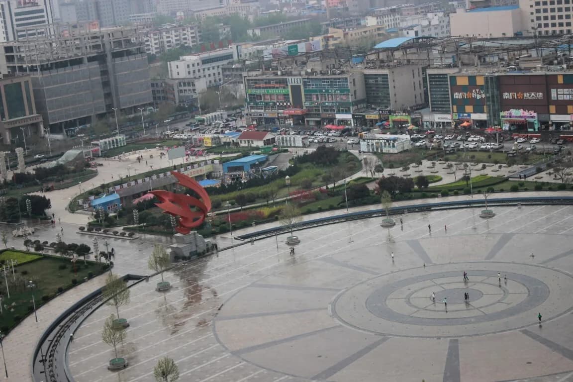 Круглая площадь с концентрической мостовой в центре Юньчэна